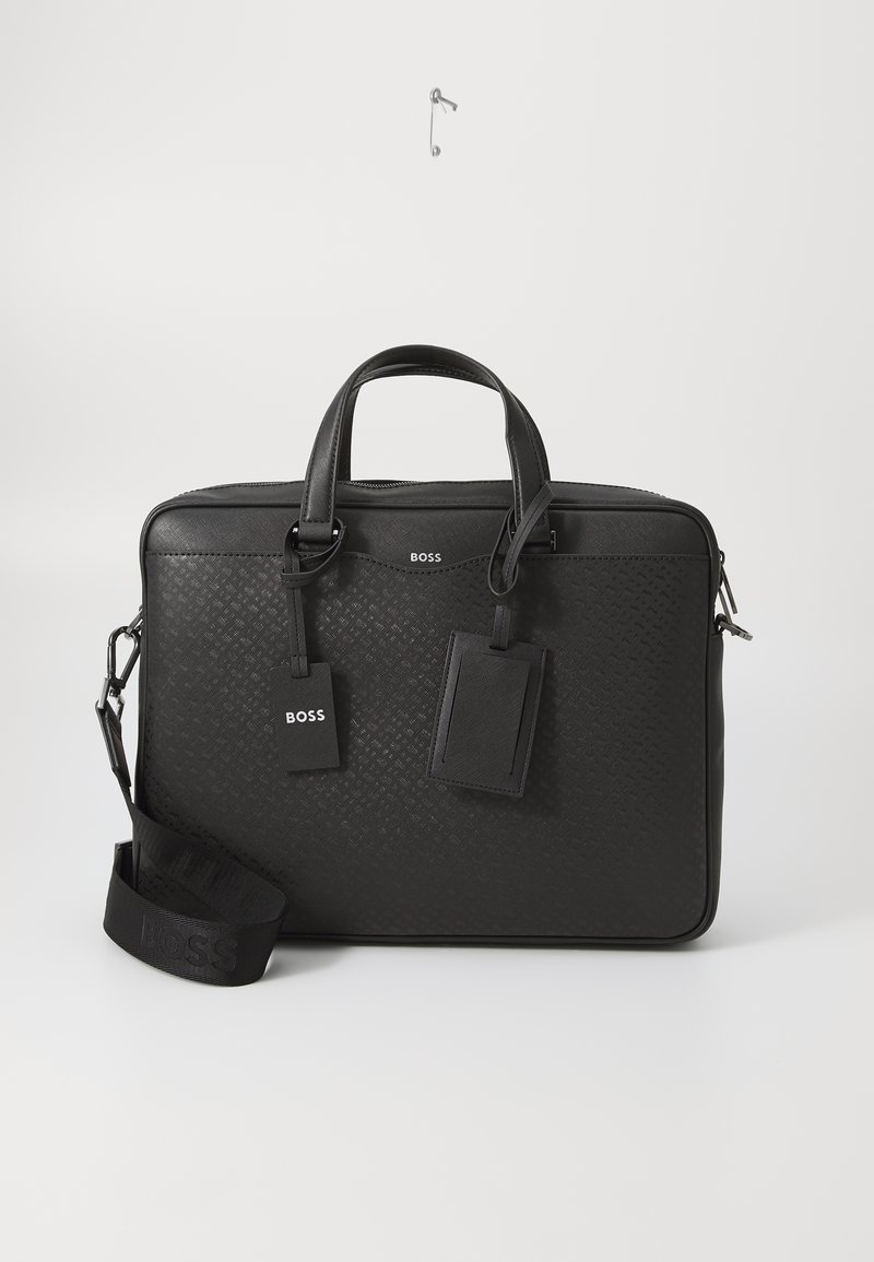Sort læder laptop taske med en tekstureret overflade, dobbelte håndtag, justerbar rem og to tags med brandnavnet "BOSS."