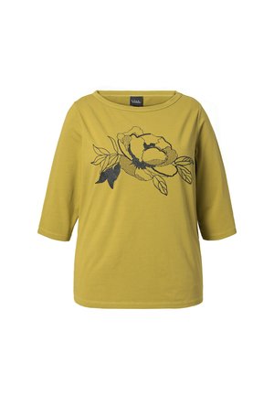 Lima groene katoenen t-shirt met driekwartmouwen, met een zwarte bloemenprint op de voorkant en een ronde hals.