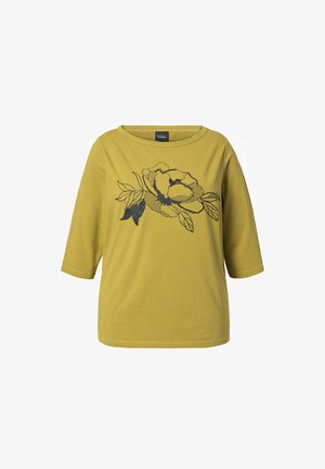 T-shirt w kolorze limonki, wykonany z bawełny, posiadający rękawy o długości trzech ćwierci, z czarnym nadrukiem kwiatowym z przodu i okrągłym dekoltem.