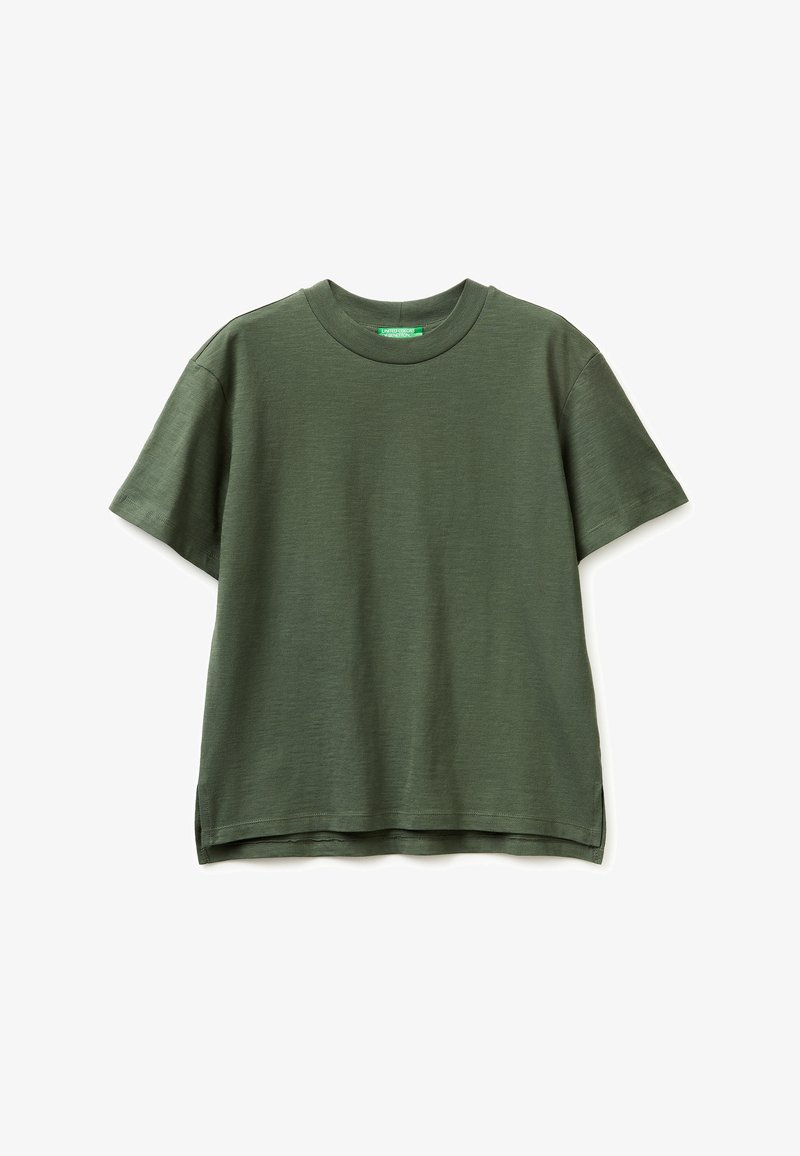 Camiseta de manga corta de color verde oliva con cuello redondo y pequeñas aberturas laterales, mostrada sobre un fondo blanco.