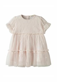 Robe rose clair avec des manches bouffantes courtes, une jupe en tulle superposée, des nœuds brodés et un col rond avec une fermeture à bouton à l'arrière.