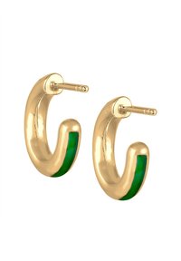 Cercei din aur cu un design curbat, având accente de email verde pe laterale, finisaj lustruit și închidere cu tijă.