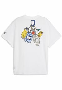 Witte katoenen t-shirt met een kleurrijke grafische print van sleutels en sleutelhangers, waaronder een poot, een draagbaar spel en een gele kat.