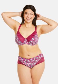 Soutien-gorge mauve et ensemble de sous-vêtements assortis avec des motifs floraux, des accents en dentelle, des bretelles ajustables et un design confortable et extensible.