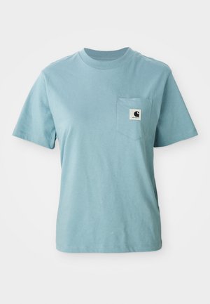 Lys blå bomull T-skjorte med korte ermer og brystlomme, prydet med et lite svart og hvitt Carhartt-logo merke.
