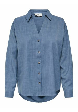 Chemise bleu à manches longues avec col en V et ourlet incurvé, comportant cinq boutons sur le devant.