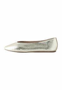 Metallic gold Ballerinas mit spitzem Zehenbereich, glatter Oberflächenstruktur und minimalistischem Design. Ausgestattet mit einer flachen Sohle für zusätzlichen Komfort.