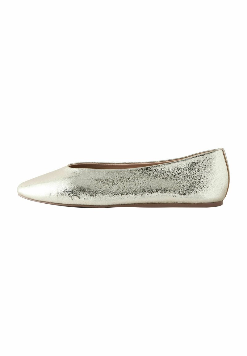 Metallic gold Ballerinas mit spitzem Zehenbereich, glatter Oberflächenstruktur und minimalistischem Design. Ausgestattet mit einer flachen Sohle für zusätzlichen Komfort.