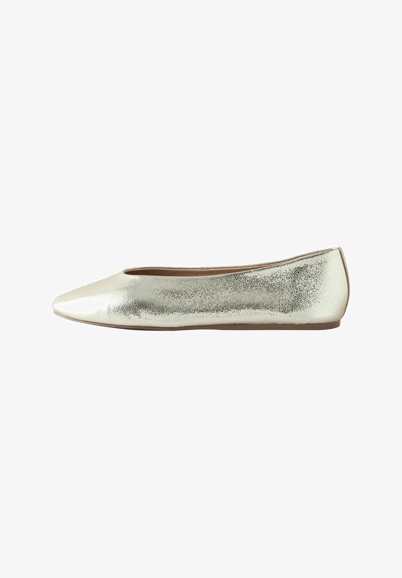 Kultaiset metalliset tanssikengät, joissa on teräväkärkinen muotoilu, sileä päällinen ja minimalistinen design. Varustettu litteällä pohjalla mukavuutta varten.