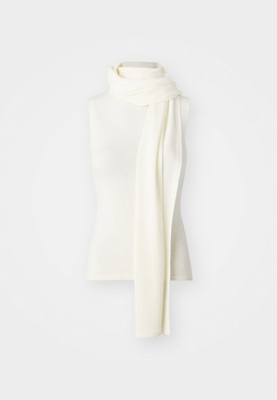 Écharpe en maille blanche drapée sur un haut sans manches, présentant une texture lisse et un design long et ample pour un port confortable.
