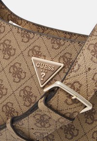 Guess MERIDIAN - Håndtasker - latte logo