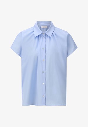 Camisa de manga corta azul claro, fabricada en tela suave, con cuello clásico, cierre frontal de botones y sutiles pliegues en los hombros.