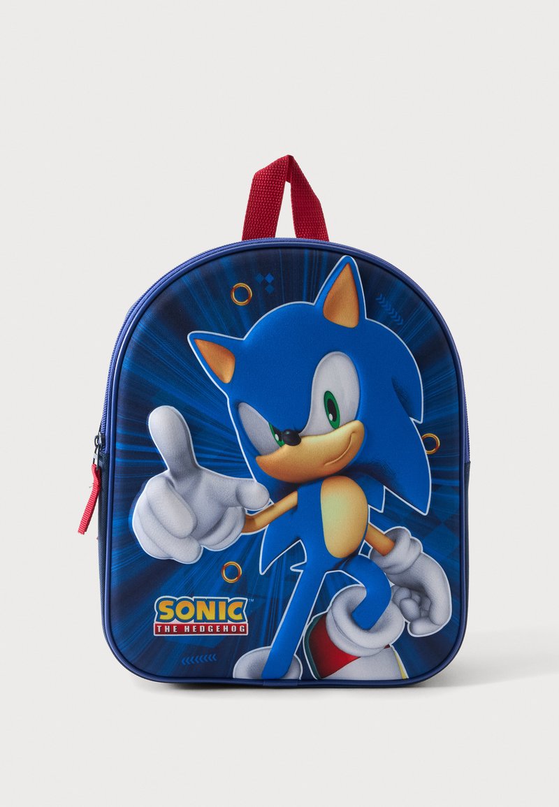 Παιδικό σακίδιο με πολύχρωμο χαρακτήρα Sonic the Hedgehog και κόκκινη λαβή μεταφοράς σε απλή φόντο.