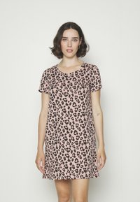 Růžové šaty s krátkým rukávem z látky s černým leopardím vzorem. Kulatý výstřih a volný střih, končící nad koleny.