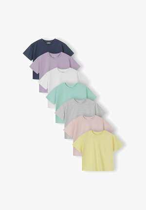 Sieben kurzärmelige Rundhalsausschnitt-T-Shirts in Marineblau, Lavendel, Weiß, Mint, Grau, Rosa und Gelb, diagonal angeordnet.
