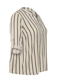 Beige blouse met verticale zwarte strepen, driekwart opgerolde mouwen met knooptab, en een gedeeltelijke knoopsluiting aan de voorkant.
