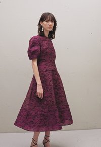 Erdem SHORT SLEEVE WAISTED MIDI DRESS WITH VOLUME SKIRT - Koktailové šaty/večierkové šaty - berry