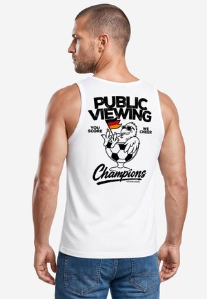 Mann in weißem ärmellosem Shirt mit Grafik eines Adlers, der die deutsche Flagge und einen Fußball hält, Text "Public Viewing Champions."