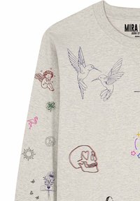 Camicia grigio chiaro con disegni lineari di due colibrì, un teschio con occhi a forma di cuore, un cherubino con le ali, un trifoglio, un fenicottero, il simbolo della pace, il sole e fiori sulla manica.