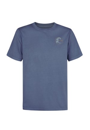 Camiseta de algodón azul con mangas cortas y escote redondo, con un logo circular en la parte superior izquierda del pecho. Textura suave.