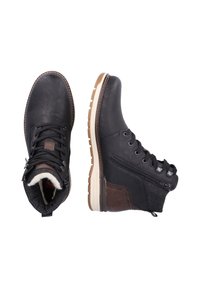 Botas de tobillo de cuero negro con acentos marrones, paneles de tela texturizada, diseño con cordones, cremallera lateral y suela de goma con un borde ligero.