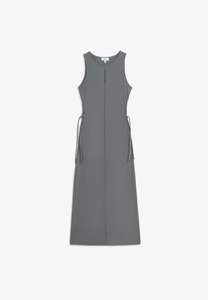 Robe sans manches grise avec une texture côtelée, des liens sur le côté et une silhouette droite. Présente un col rond et un détail de couture verticale à l'avant.
