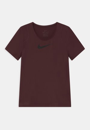 Camiseta de Nike Dri-FIT en color burdeos, con mangas cortas, cuello redondo, logo negro en el pecho y tejido liso que absorbe la humedad.