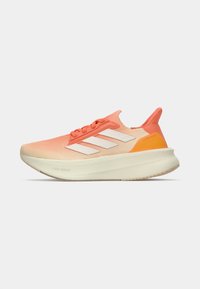 Sportssko med gradient fra fersken til koral øvre, hvide tre striber, orange accent på hælen, struktureret mesh, og letvægts polstret sål.