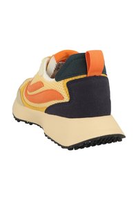 Sportovní boty vyrobené z mesh a semišových materiálů, s oranžovými, žlutými a námořnickými akcenty, polstrovanou podrážkou a poutkem na patě.