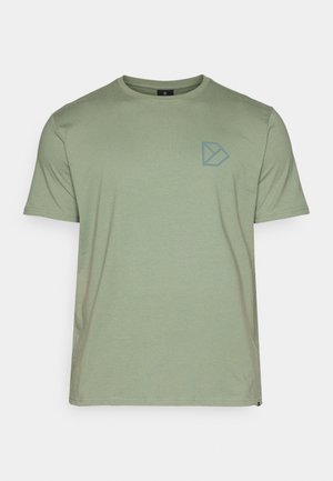 T-shirt verde din bumbac cu guler rotund, mâneci scurte și un mic logo albastru pe partea stângă a pieptului. Textură netedă.