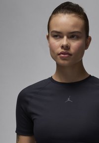 Jordan PERFORMANCE - T-skjorte til trening - black off noir