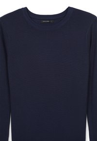 Pull en tricot bleu marine avec un col rond et des poignets côtelés, arborant une étiquette à l'intérieur portant la mention "CALLIOPE". Texture douce et lisse.