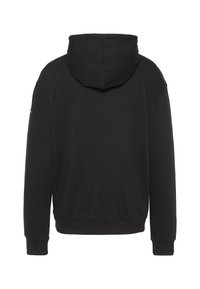 Czarna bluza z kapturem ze ściągaczem, prążkowanymi mankietami i dolnym brzegiem oraz miękkiego bawełnianego materiału. Widok pokazuje tył, brak szczegółów z przodu.