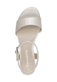 Beige High Heel Sandale mit einem breiten Riemen über den Zehen und einem Knöchelriemen. Glattes, synthetisches Material mit glänzendem Finish.