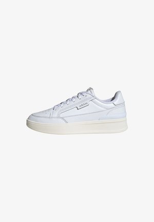 Sneaker in pelle bianca con una texture liscia, punta rotonda e una suola in gomma beige spessa. Include logo laterale e lacci tono su tono.