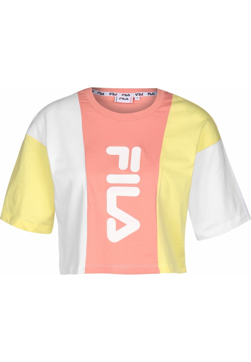 Kortärmad t-shirt i rosa, vitt och gult, med en framträdande vit FILA-logotyp på framsidan. Tillverkad av mjuk bomull.