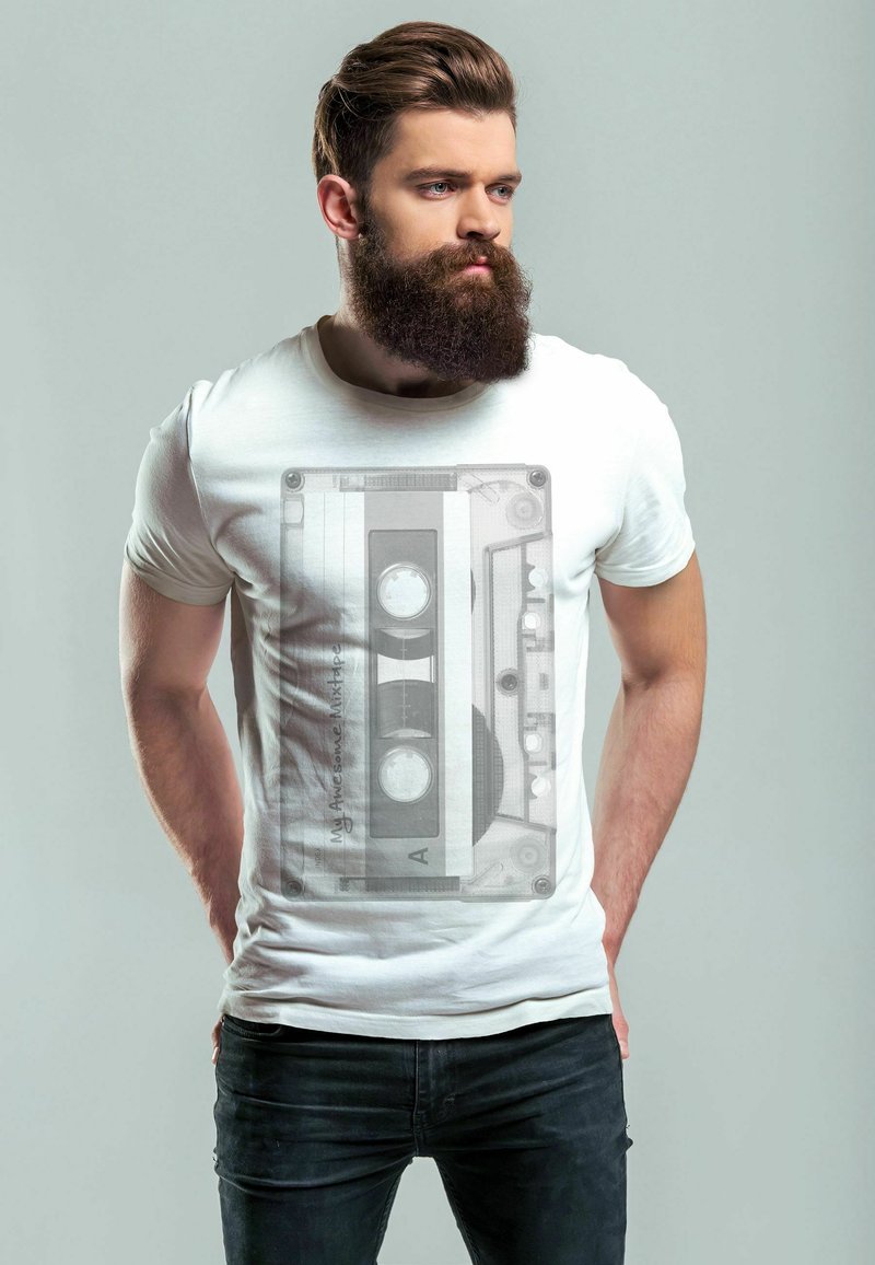 Weißes Baumwoll-T-Shirt mit einem grafischen Motiv eines Kassettenrekorders in transparentem Design. Das Shirt hat einen Rundhalsausschnitt und kurze Ärmel.