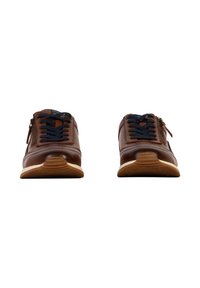 Sneakers in pelle marrone con lacci blu e cerniere laterali, caratterizzati da una punta tondeggiante e una suola in gomma beige chiaro. Texture liscia, design minimale.