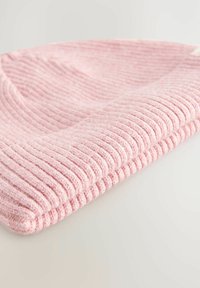 Rosa gerippte Strickmütze mit weicher Textur und umgeschlagenem Bündchen, die gleichmäßig verteilte vertikale Linien auf der Oberfläche aufweist.
