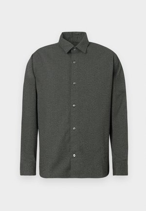 Temno zelena majica z dolgimi rokavi iz teksturirane tkanine, z ovratnikom in zapenjanjem na gumb s šestimi gumbi.