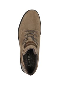 Bruine suède veterschoenen met een donkere rubberen zool. Bevat bruine leren accenten, een ronde neus en gegeneraliseerde veters. Interieur met een zachte voering.