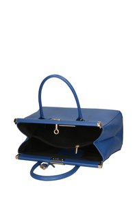 Blauwe leren handtas met een gladde textuur, open ontwerp dat een zwarte binnenkant onthult, gouden hardware accenten en dubbele handgrepen om mee te nemen.