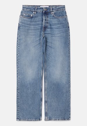 Hellblaue Denim-Jeans mit einem weiten Bein-Design, Knopf- und Reißverschluss, fünf Taschen und subtiler Ausbleichung an der Vorderseite.