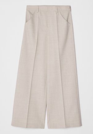 Beżowe spodnie o szerokich nogawkach z teksturowanej tkaniny, z plisowanym przodem i dwoma bocznymi kieszeniami. Posiadają płaski pas i luźny krój.