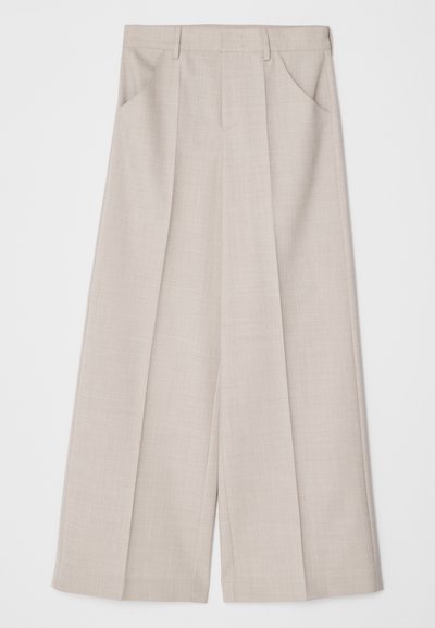 Bež široke hlače s teksturiranim materijalom, naboranim prednjim dijelom i dva bočna džepa. Imaju ravni pojas i labav kroj.