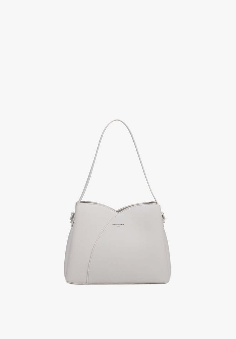 Sac à bandoulière en cuir blanc avec un design incurvé et le logo argenté « David Jones Paris » au centre devant.
