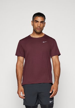 Nike Performance MILER - Camiseta deportiva - burgundy crush/silver