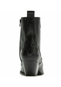 Stivaletti neri alla caviglia con motivo in pelle di serpente testurizzata, tacco inclinato e chiusura a zip laterale. Il retro presenta dettagli di cucitura.