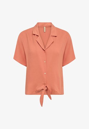 Chemisier à manches courtes de couleur corail avec un nœud noué en bas, en tissu lisse, et une fermeture à bouton simple ; présente un col à revers et une coupe décontractée.