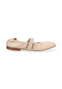 Scarpa flat in pelle beige arricciata con punta rotonda, fascia elastica sulla parte superiore e suola piatta marrone.